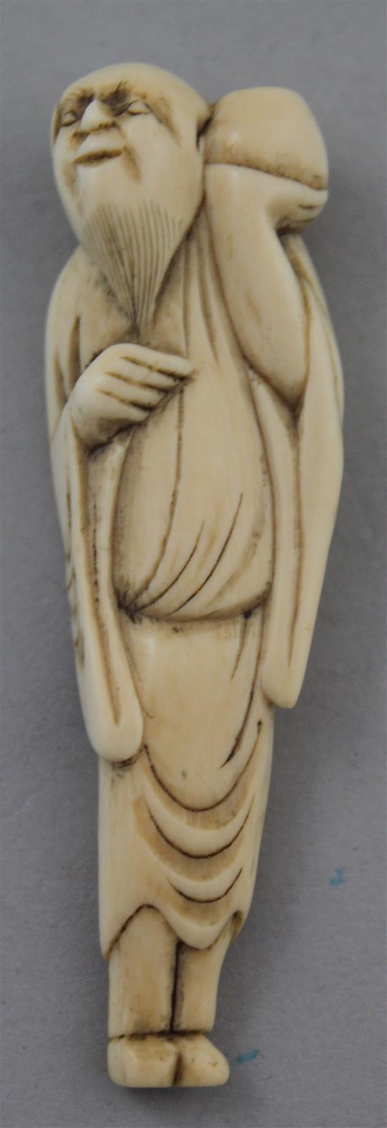 A Japanese ivory netsuke of a man holding a peach aloft, Edo period, c.1780, 7.5cm